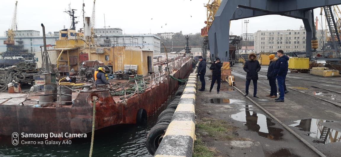 Под Одессой спасали тонущую баржу. Никто не пострадал, плавсредство уже в порту: фото