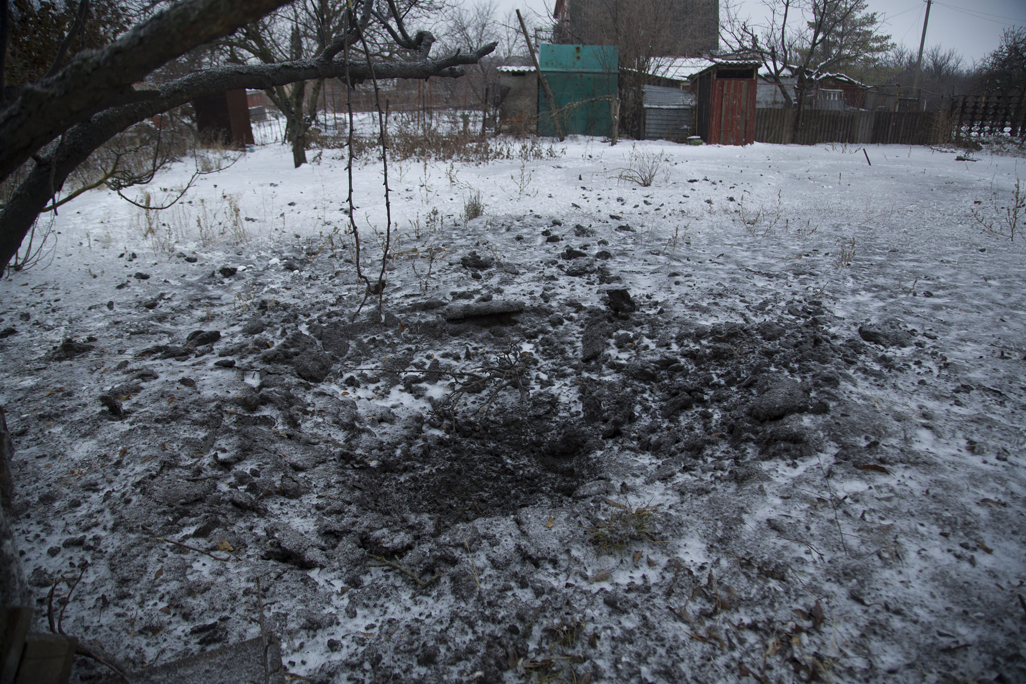 "Дед чудом выжил". Оккупанты из минометов обстреляли село на Донбассе – фото