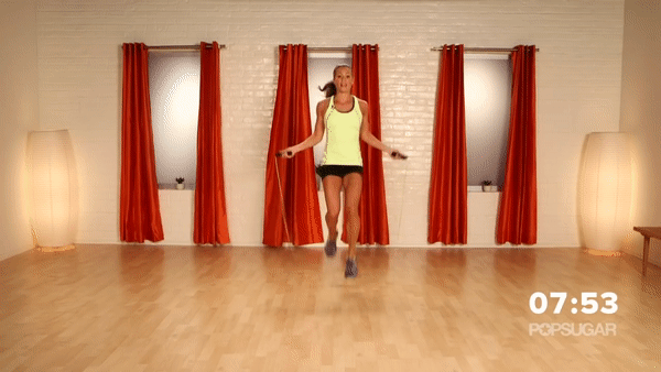 Фрагмент з відео POPSUGAR Fitness Кардіо тренування вдома зі скакалкою: топ-5 вправ для схуднення