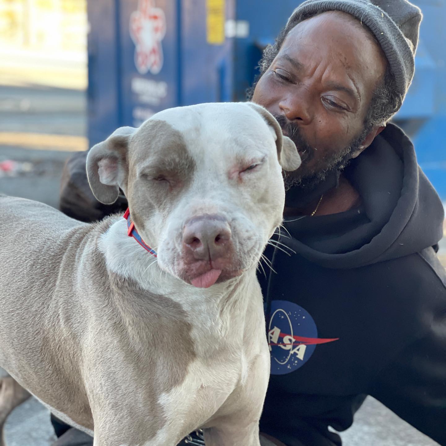 Фото: facebook.com/WNDRDOGS В США бездомный спас животных из горящего приюта, пожарные делать это отказались: фото