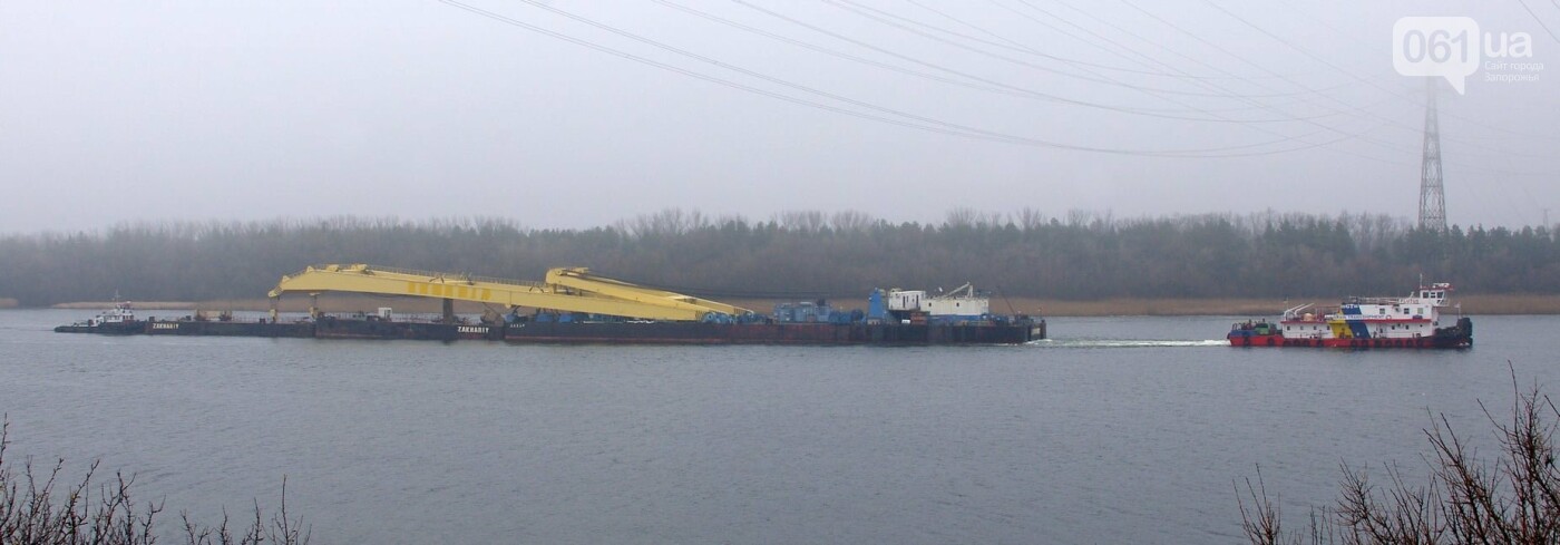 Крупнейший плавучий кран Европы прибыл в Украину для строительства моста в Запорожье: фото