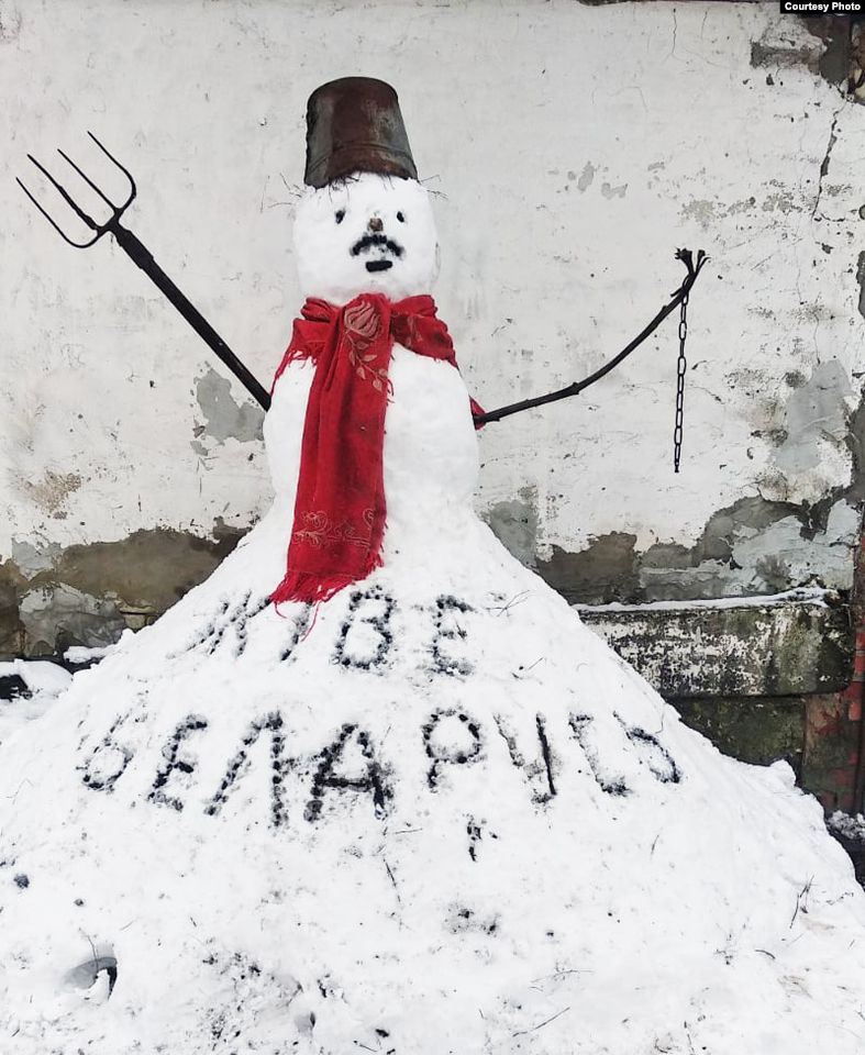 Снеговик (Фото – Радыё Свабода) Сюр. В Беларуси будут судить мужчину, который слепил "усатого" снеговика – фото