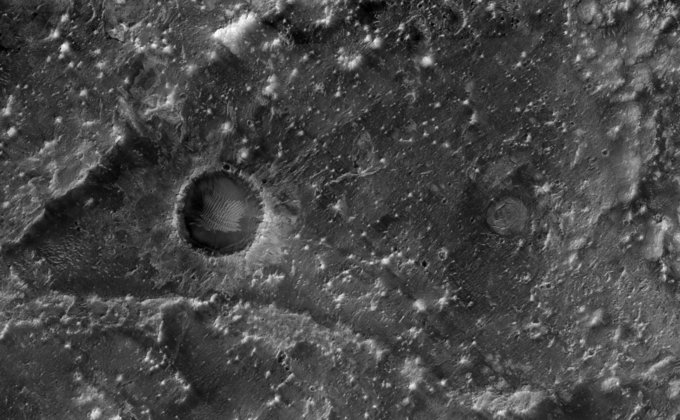 С орбиты Марса прислали порцию новых черно-белых фото поверхности другого мира
