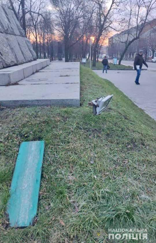 Фото 2 – пресс-служба Нацполиции В Умани повредили мемориал воинам АТО: полиция открыла дело