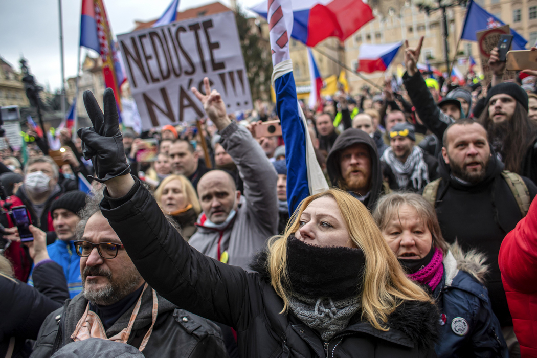 Большинство протестующих были без масок (фото – Martin Divisek_EPA) "Мы не овцы!" В Чехии прошли протесты против карантинных ограничений: видео, фоторепортаж