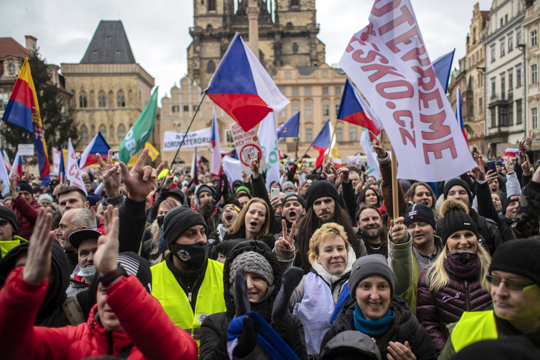 Митингующие заняли центральные кварталы столицы (фото – Martin Divisek_EPA) "Мы не овцы!" В Чехии прошли протесты против карантинных ограничений: видео, фоторепортаж