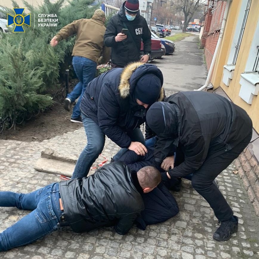 Задержание военного прокурора Запорожского гарнизона (Фото: пресс-служба СБУ) Задержание военного прокурора Запорожского гарнизона (Фото: пресс-служба СБУ)
