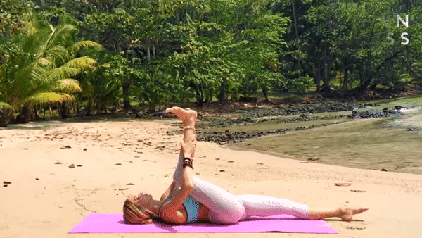 Фрагмент з відео Boho Beautiful Yoga Як розбудити своє тіло після сну: швидка ранкова йога