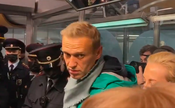 Навального арестовали на месяц. Он призвал россиян выходить на улицу: видео