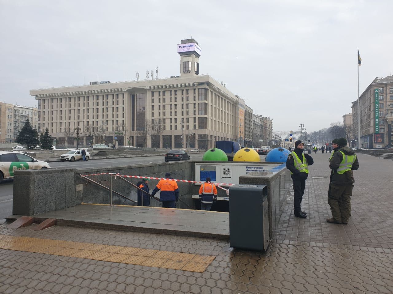 Перекрытый вход в переход (источник – telegram КГГА) В Киеве в подземном переходе на Майдане обвалился потолок – подробности, фото