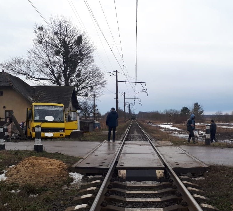Погиб пассажир. Во Львовской области маршрутка столкнулась с поездом – фото