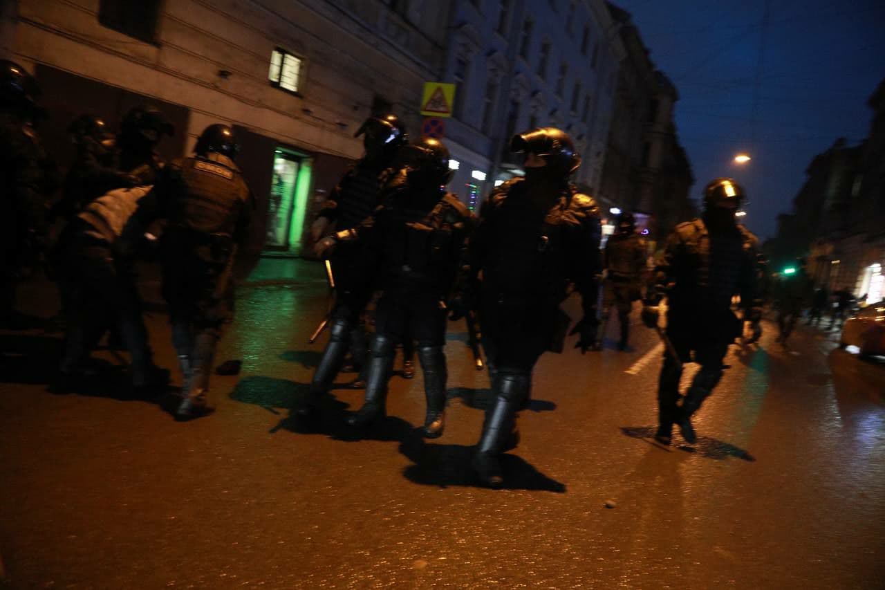 В Питере продолжаются задержания (фото – telegram штаба Навального)