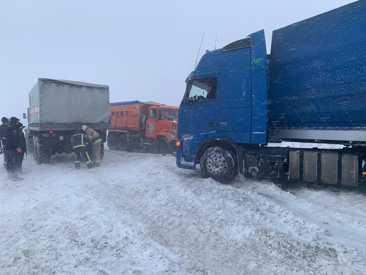Непогода. На западную Украину обрушился снегопад: замело дороги – фото, видео