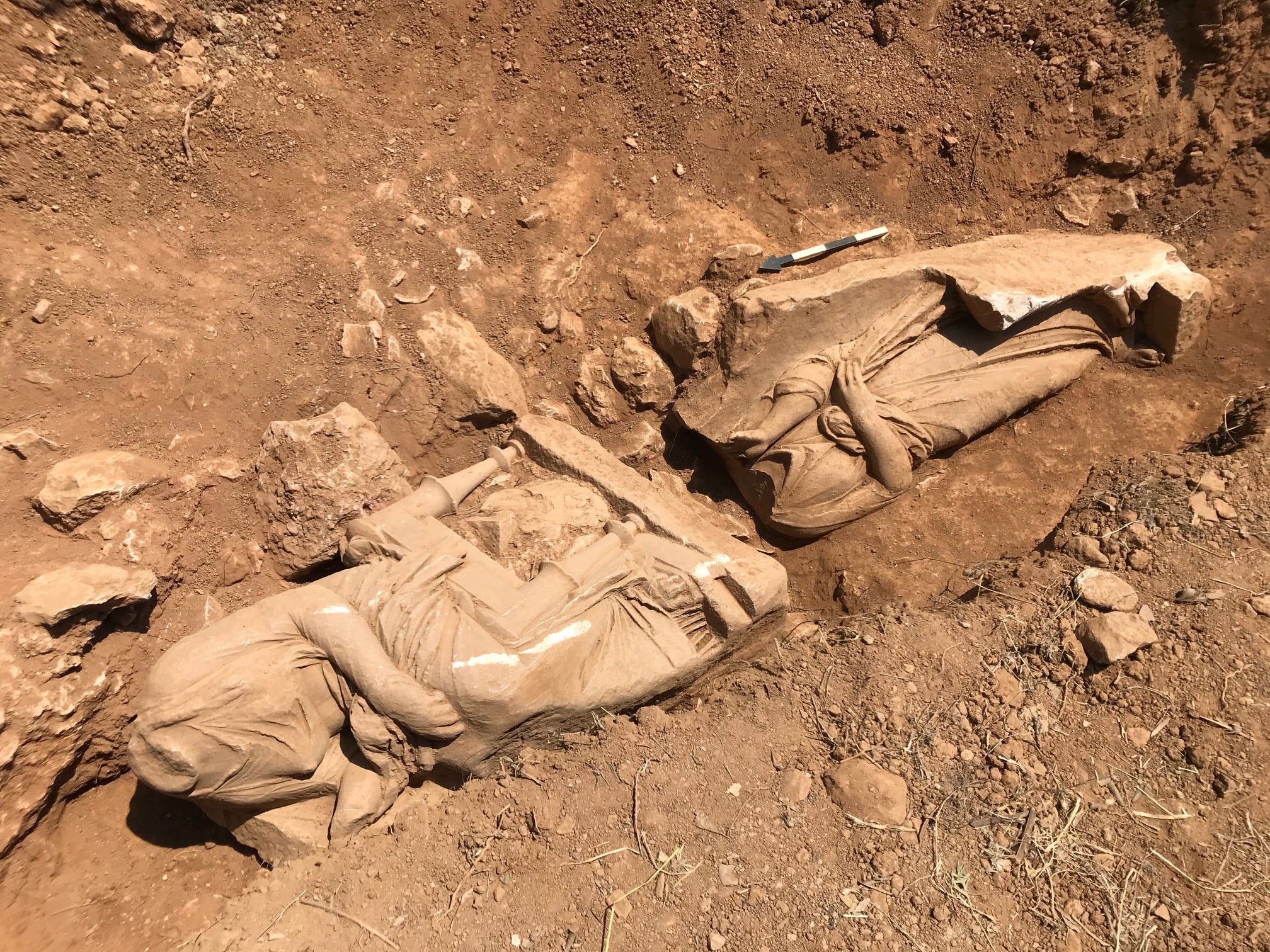 Археологи нашли древние статуи неподалеку от аэропорта Афин: им более 2300 лет – фото