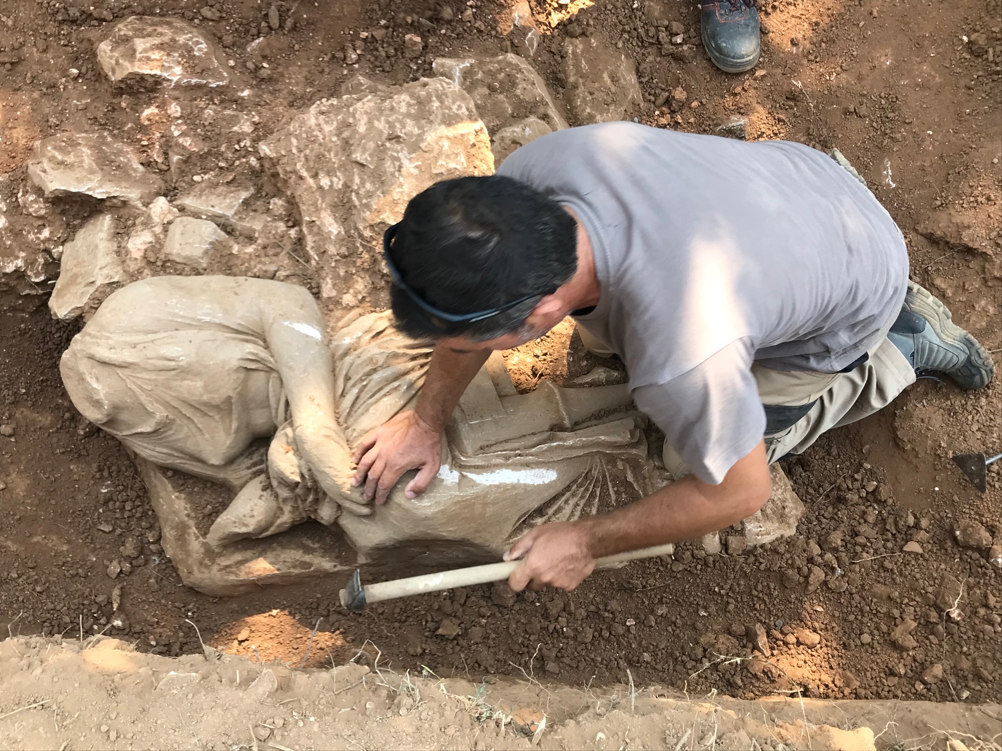 Археологи нашли древние статуи неподалеку от аэропорта Афин: им более 2300 лет – фото