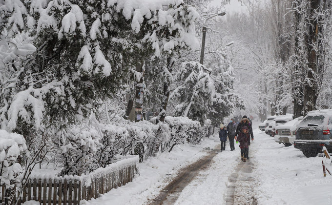 Одессу накрыло снегом: в город не пускают грузовики, на дорогах пробки – фото, видео