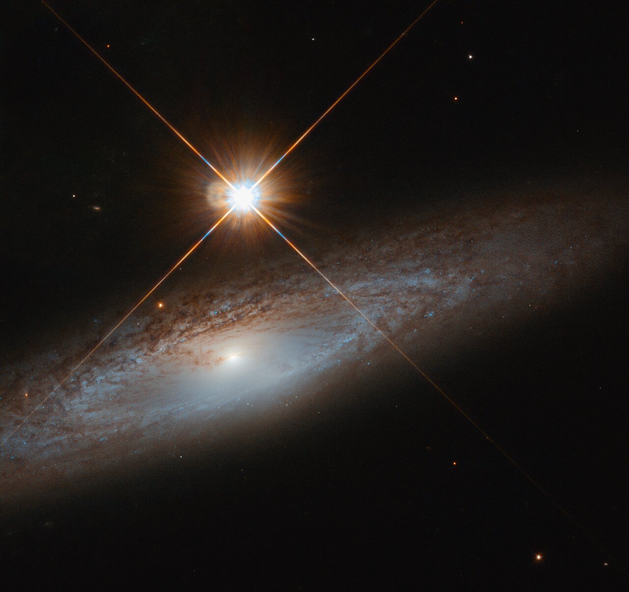 Космическая красота для созерцания. Hubble запечатлел "застенчивую" галактику: фото