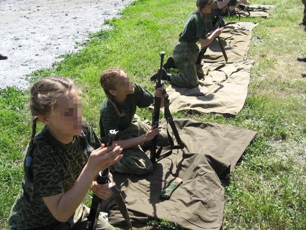 Фото – Офис генерального прокурора ОГП: Российские боевики на Донбассе привлекают детей к войне против Украины – фото