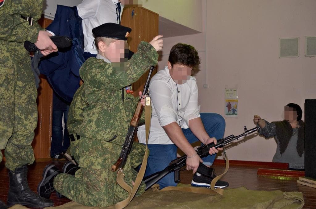 Фото – Офис генерального прокурора ОГП: Российские боевики на Донбассе привлекают детей к войне против Украины – фото