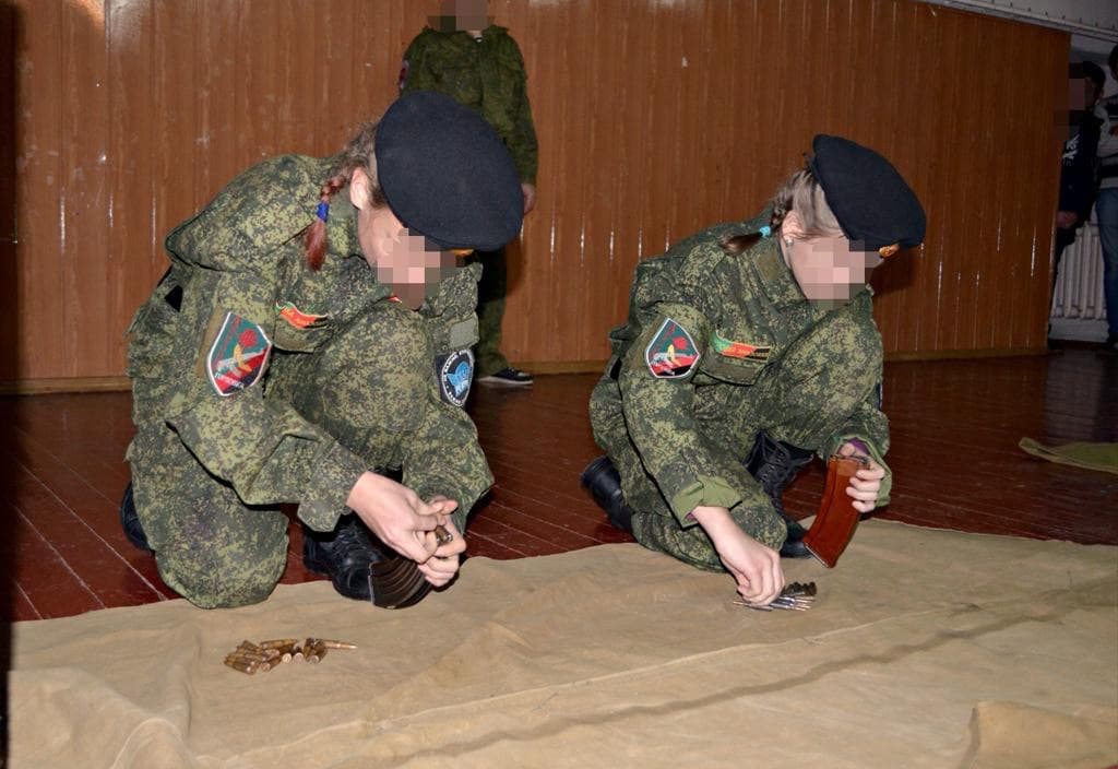 Фото – Офис генерального прокурора ОГП: Российские боевики на Донбассе привлекают детей к войне против Украины – фото