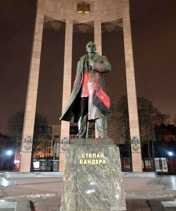 Памятник Бандере во Львове (фото – Андрій Садовий, Facebook) Во Львове облили краской памятник Бандере. Уже отреагировал мэр – фото