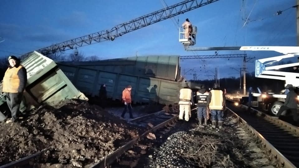 Поезда с юга сегодня идут с задержкой. Под Днепром сошли с рельсов восемь вагонов: фото 