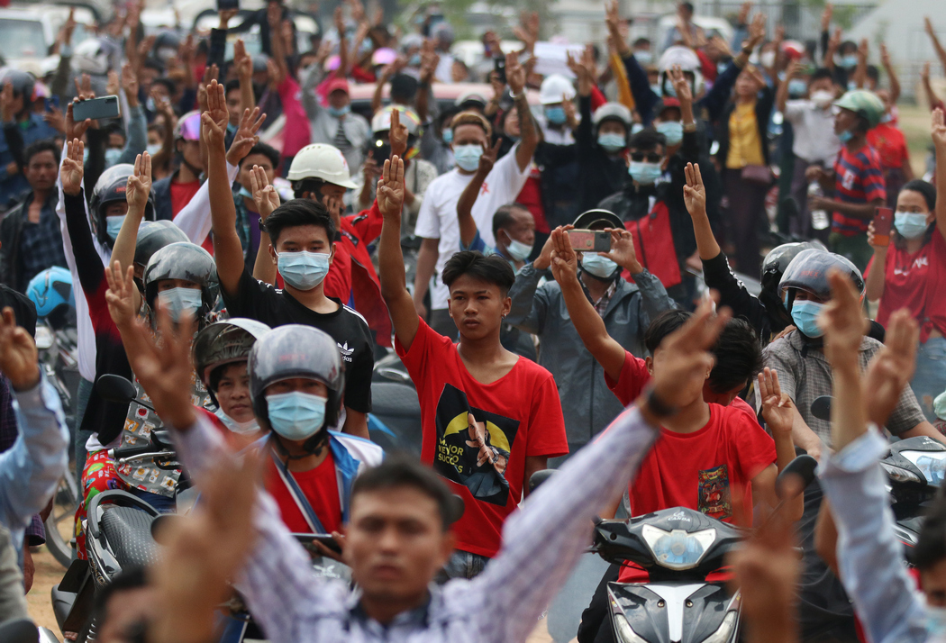 В Мьянме продолжаются протесты против военной хунты: фоторепортаж