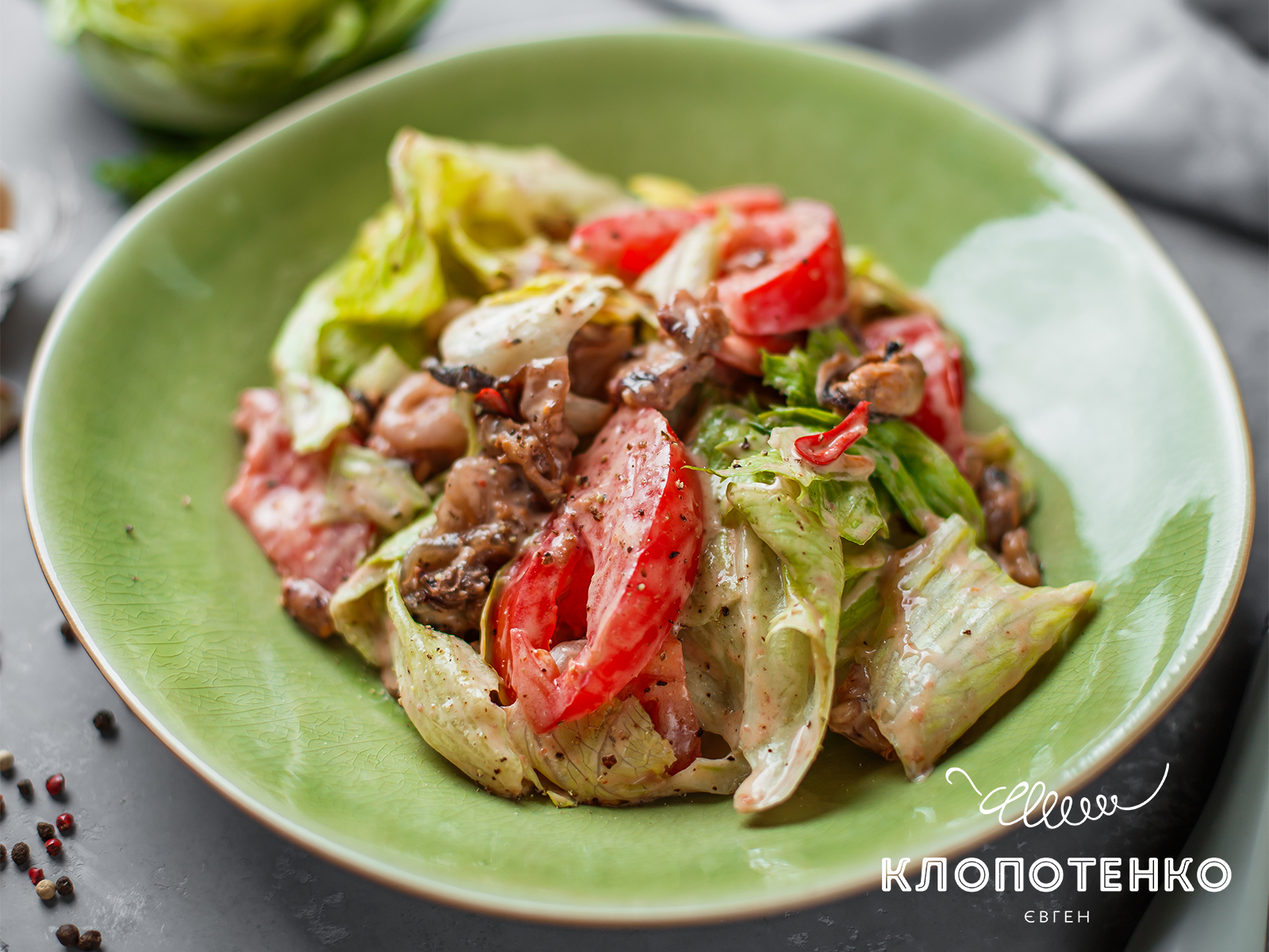 Салат з морепродуктами і соусом коктейль. Фото з сайту Євгена Клопотенка