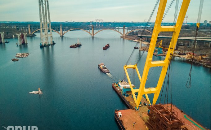 Крупнейший плавкран Европы начал строительство моста в Запорожье: фото