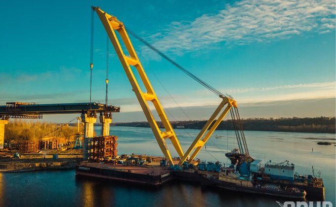 Крупнейший плавкран Европы начал строительство моста в Запорожье: фото