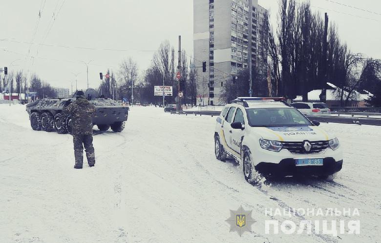 Полицейский БТР вытаскивает в Киеве застрявшие в снегу автомобили – видео