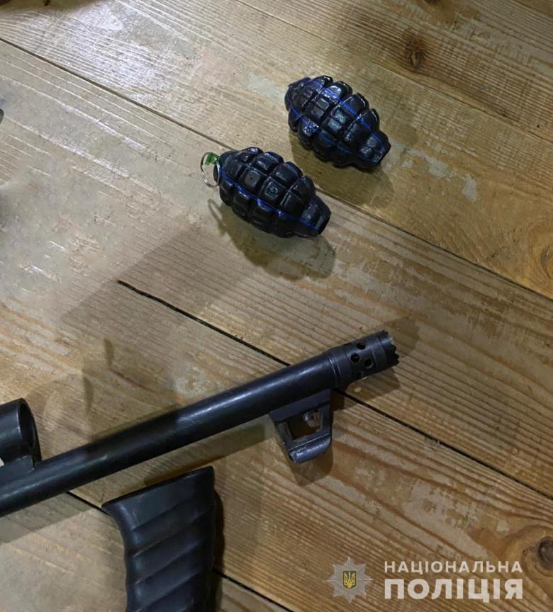 Фото: Нацполиция На базе организации Кивы полиция изъяла оружие и гранаты, сто человек доставлены в участок