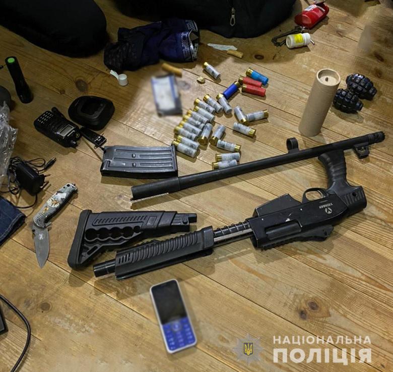 Фото: Нацполиция На базе организации Кивы полиция изъяла оружие и гранаты, сто человек доставлены в участок