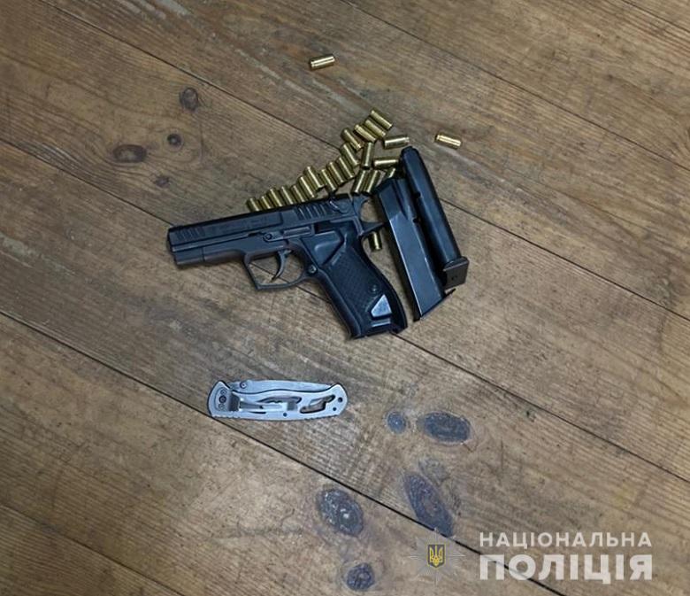 Фото: Нацполиция На базе организации Кивы полиция изъяла оружие и гранаты, сто человек доставлены в участок