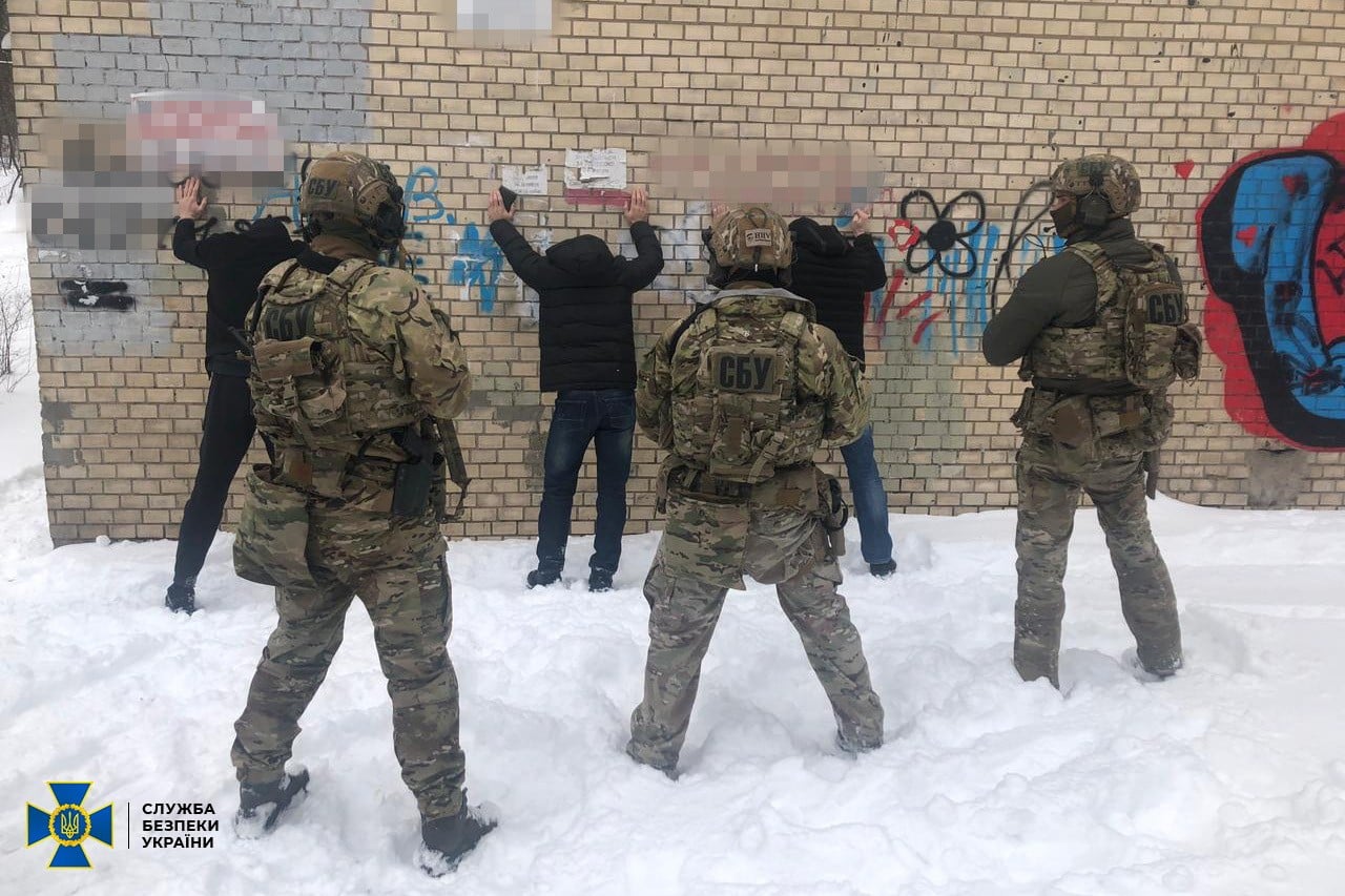 Задержание ячейки ИГ (фото – СБУ) СБУ: Под Киевом разоблачили террористов ИГ, изъяты боеприпасы – фото, видео спецоперации