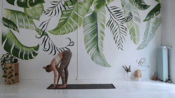 Фрагмент відео з Flow and Heal Yoga with Marinka