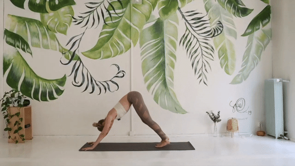 Фрагмент з відео Flow and Heal Yoga with Marinka