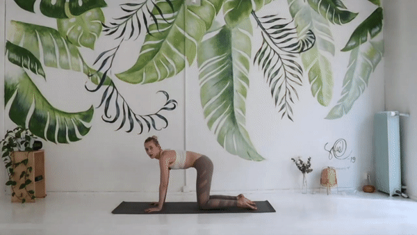 Фрагмент з відео Flow and Heal Yoga with Marinka