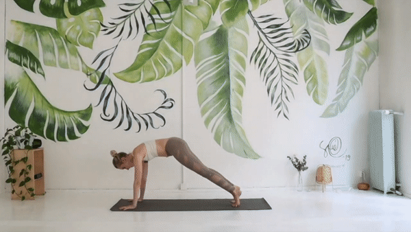 Фрагмент з відео Flow and Heal Yoga with Marinka