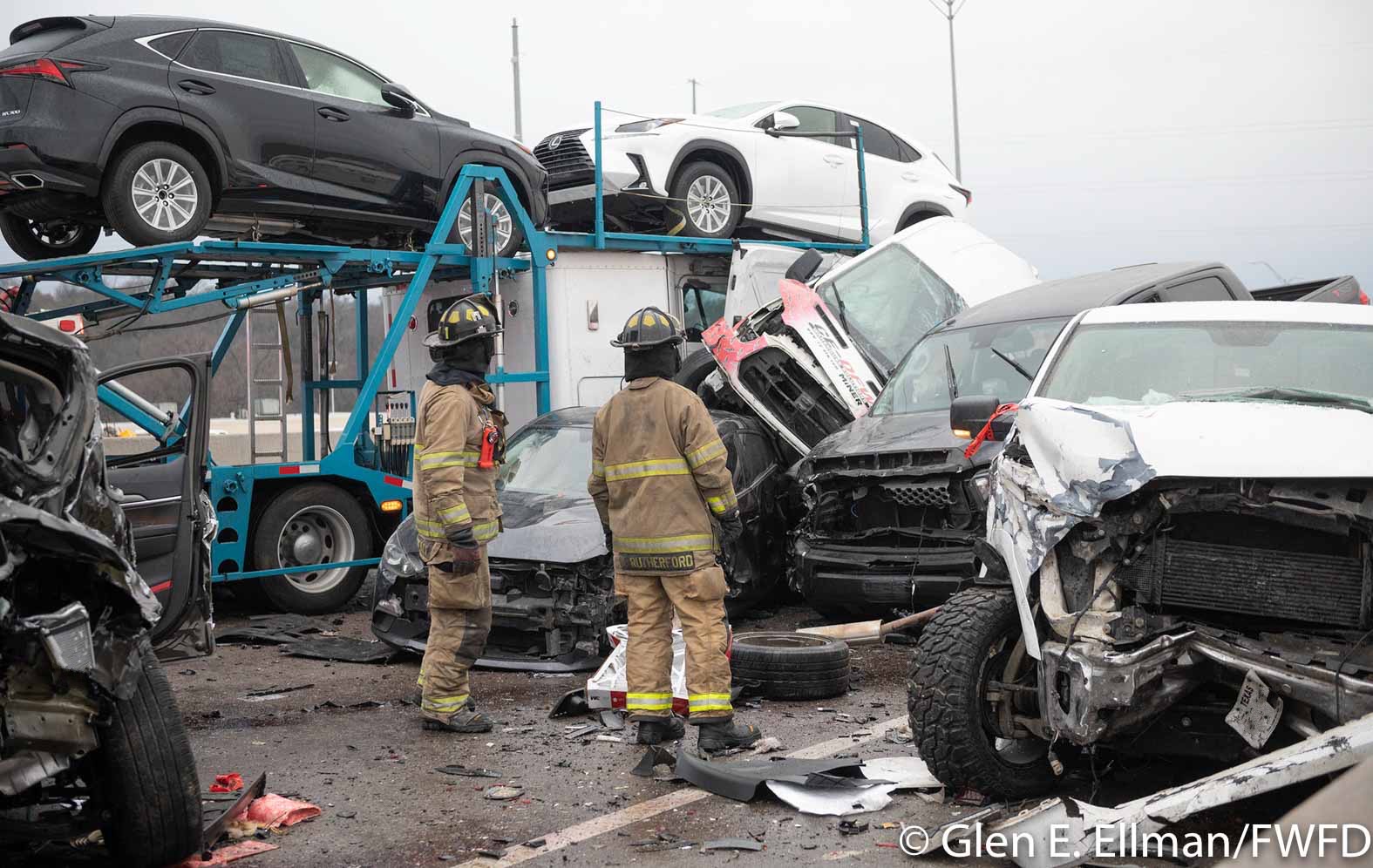 Авария на автомагистрали в Техасе (Фото: FWFD) ДТП на автомагистрали в Техасе (Фото: FWFD)