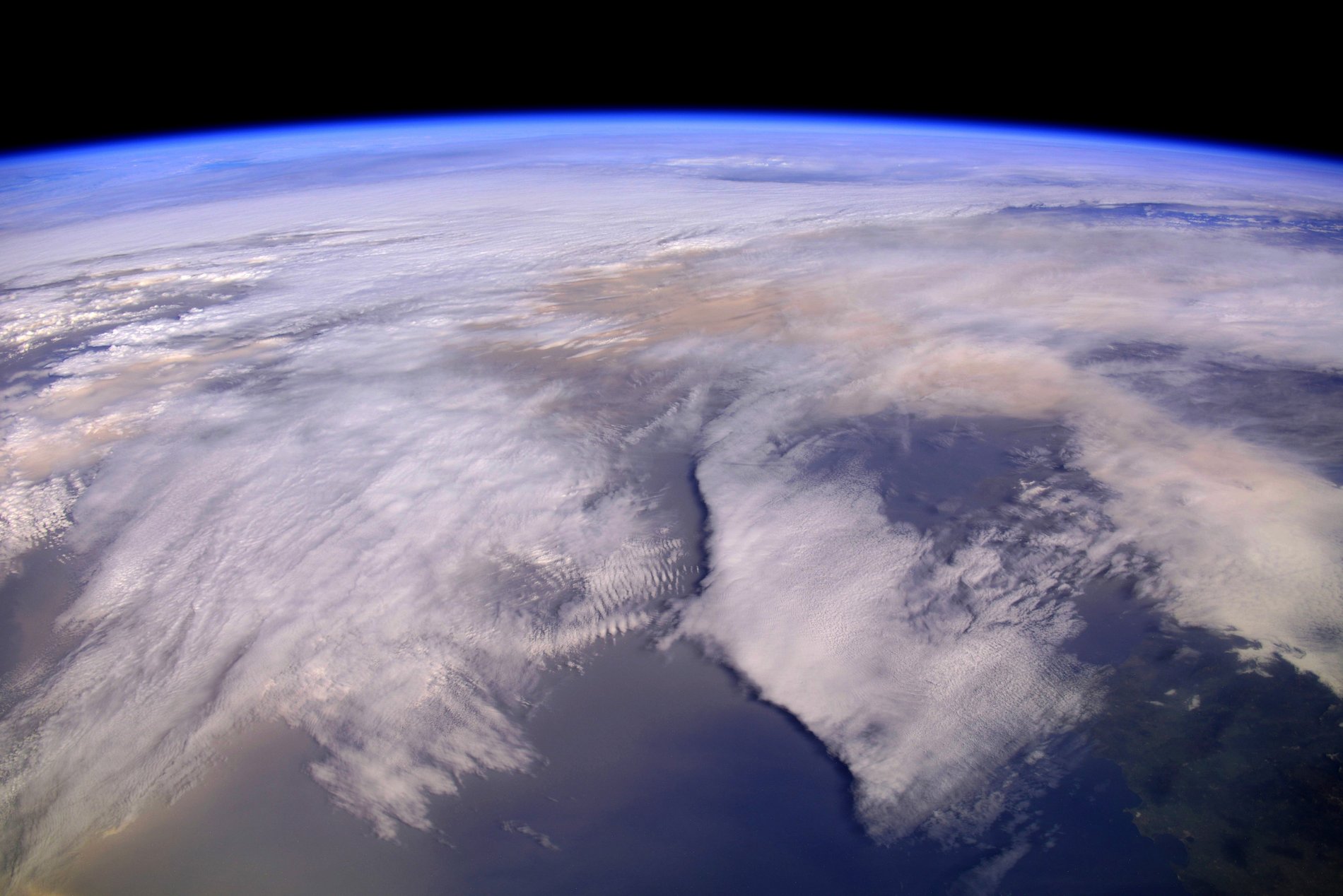 Бежевое небо над Европой после ветра сирокко: как это выглядело из космоса – фото