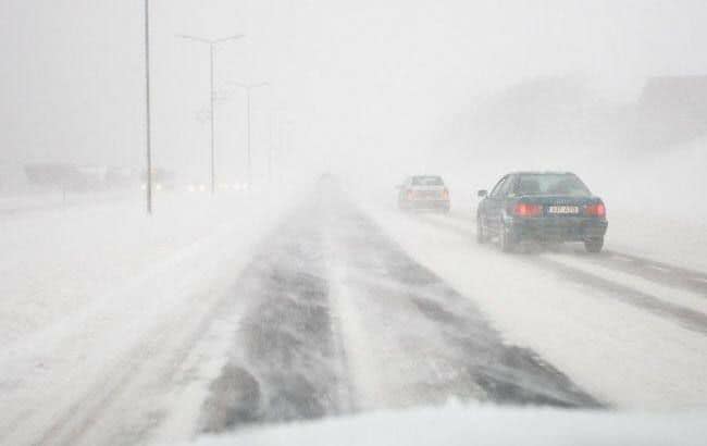 Зима в разгаре. Список перекрытых дорог и фото заснеженных городов Украины