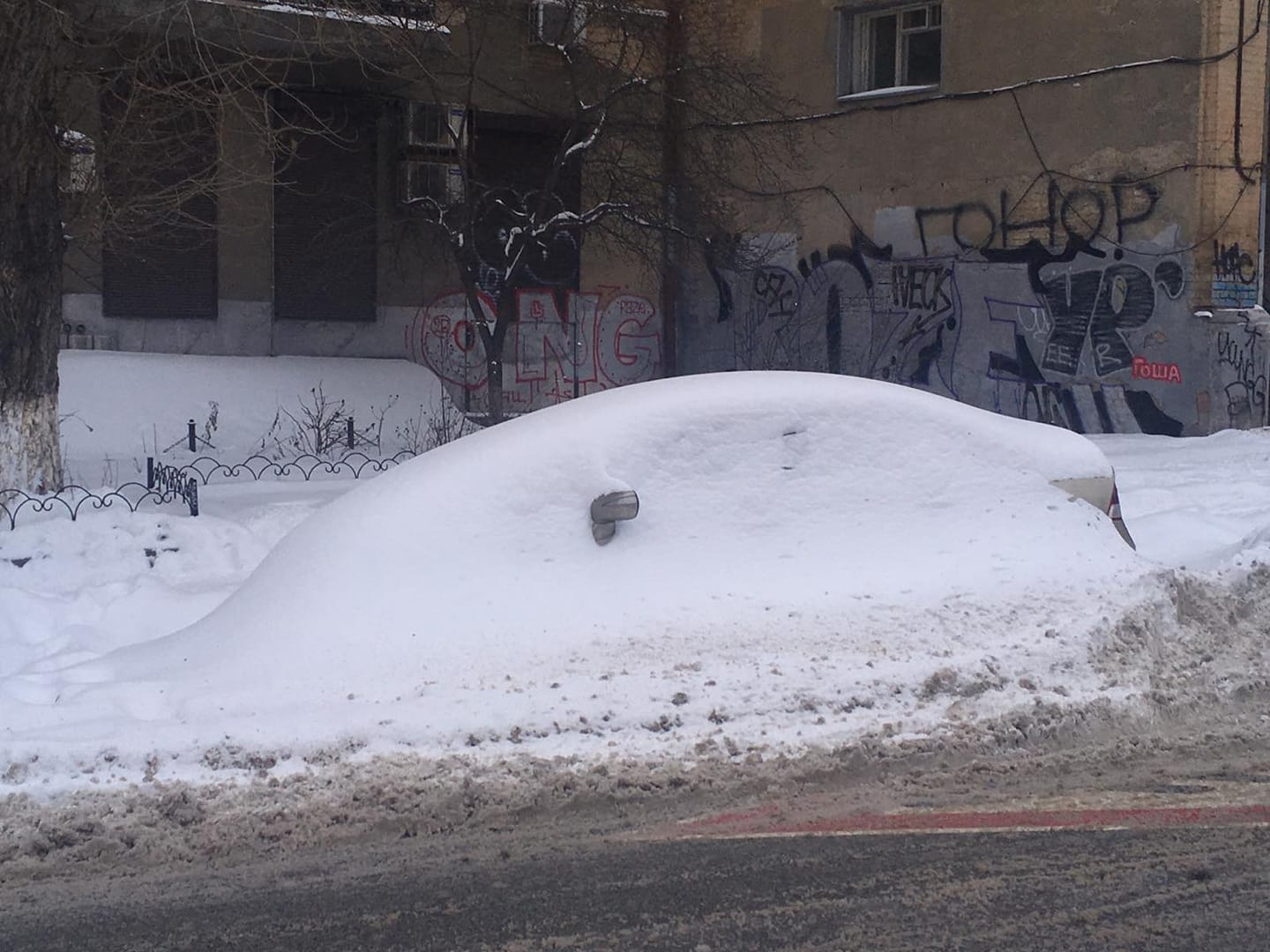 Засыпанный снегом автомобиль, Киев (Фото: Igor Uvaroff/Facebook) Зима в разгаре. Список перекрытых дорог и фото заснеженных городов Украины