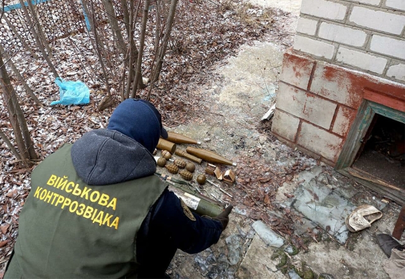 Фото – пресс-служба НГУ Служебный пес спас нацгвардейцев и работников СБУ на Донбассе, обнаружив "растяжку" – фото