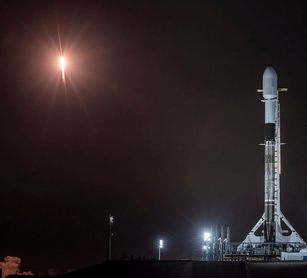 Ракета, которая взлетит сегодня, на фоне старта предыдущей (фото — SpaceX) Ракета, которая взлетит сегодня, на фоне старта предыдущей (фото — SpaceX)