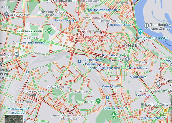 Утро понедельника в Киеве. Из-за снегопадов столицу вновь сковали пробки: карта города