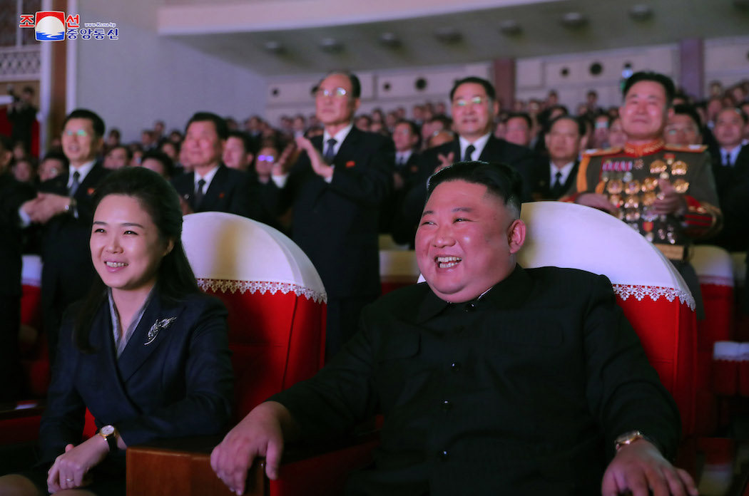 Ли Соль Джу и Ким Чен Ын (Фото: EPA-EFE/KCNA) Ли Соль Джу и Ким Чен Ын (Фото: EPA-EFE/KCNA)