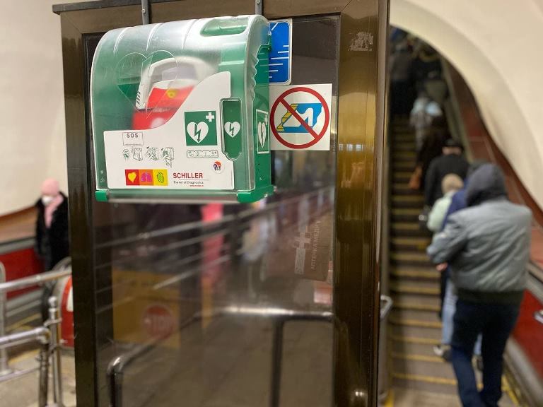 Дефибрилляторы в метро Киева (Фото: пресс-служба метрополитена) Дефибрилляторы в метро Киева (Фото: пресс-служба метрополитена)