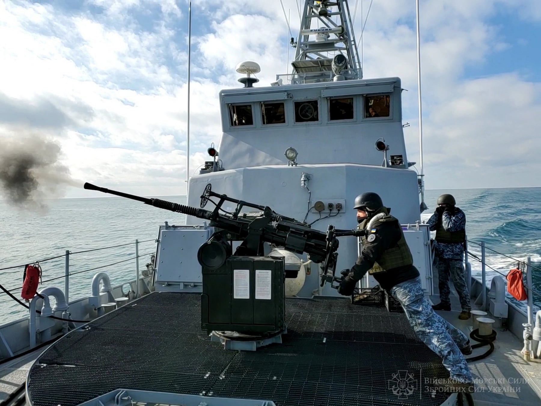 Моряки "Славянска" провели учения с метанием гранат и артиллерийскими стрельбами – фото