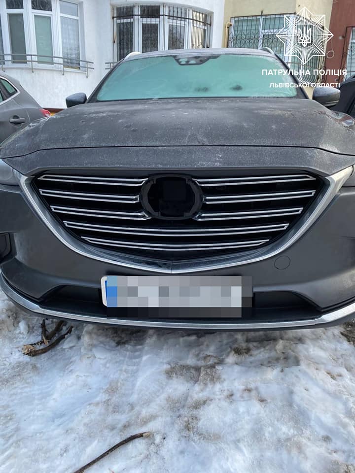 Во Львове патрульные задержали подозреваемых в краже авто (Фото 2 – пресс-служба патрульной полиции области) Во Львове подозреваемый в краже авто закопался в снег, прячась от полиции. Его нашли